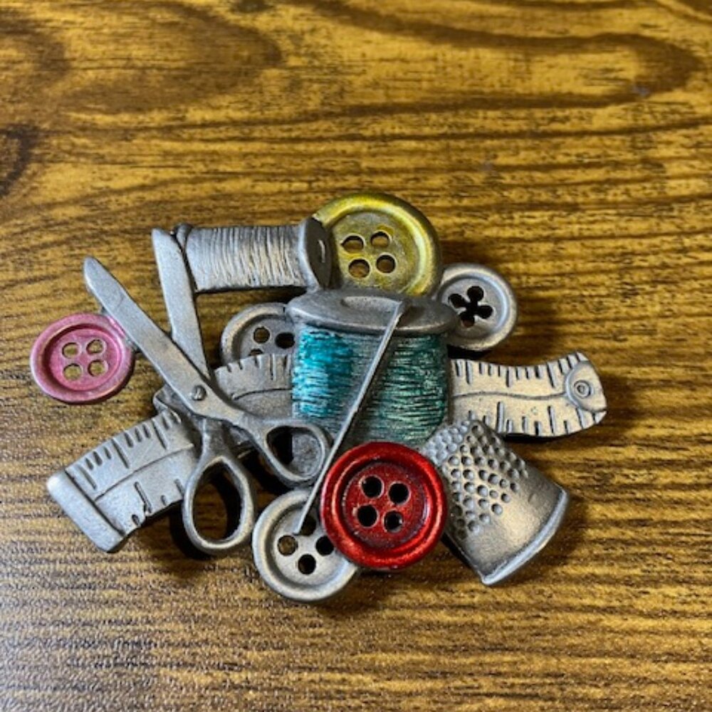 Spoon Pewter Seamstress Brooch #4134 Sewing Kit Themed 2"x2.5"‎ Multicolored - Picture 2 of 5